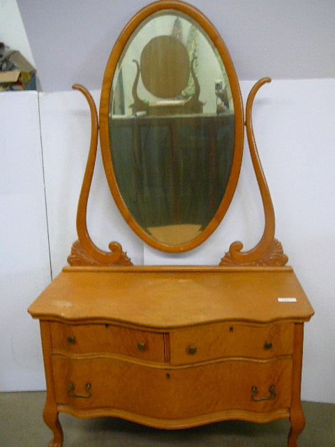 lot 120 image: Vintage Blond Dresser with Mirror