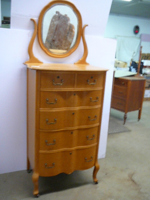 lot 124 image: Vintage Dresser with Mirror