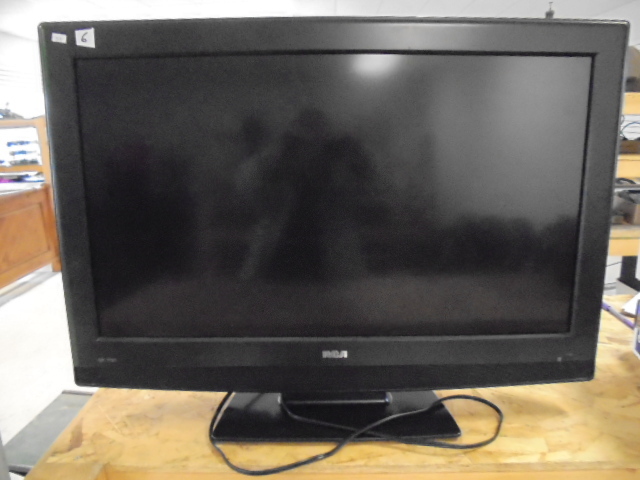 lot 6 image: RCA 32 TV