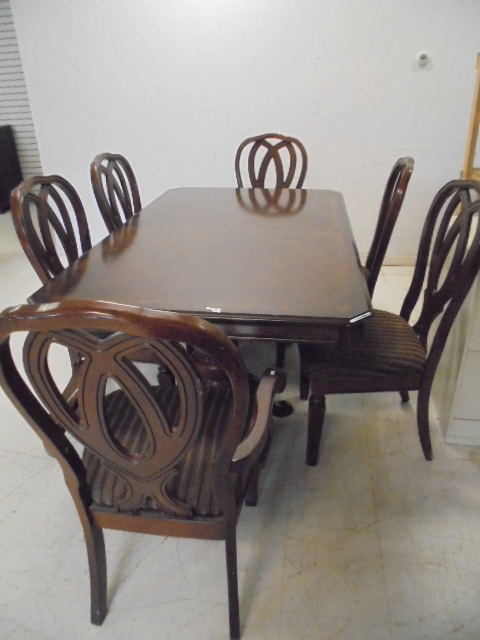 lot 7 image: Dining Room Set
