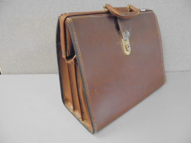 lot 23 image: Vintage Briefcase