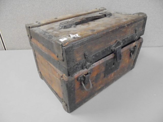 lot 77 image: Vintage Chest