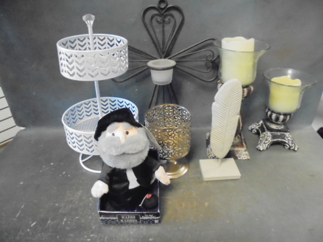 lot 142 image: Home Decor