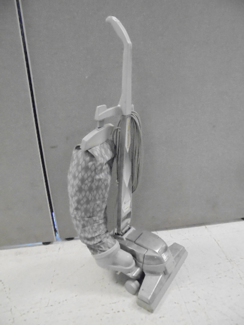 lot 194 image: Vacuum Cleaner
