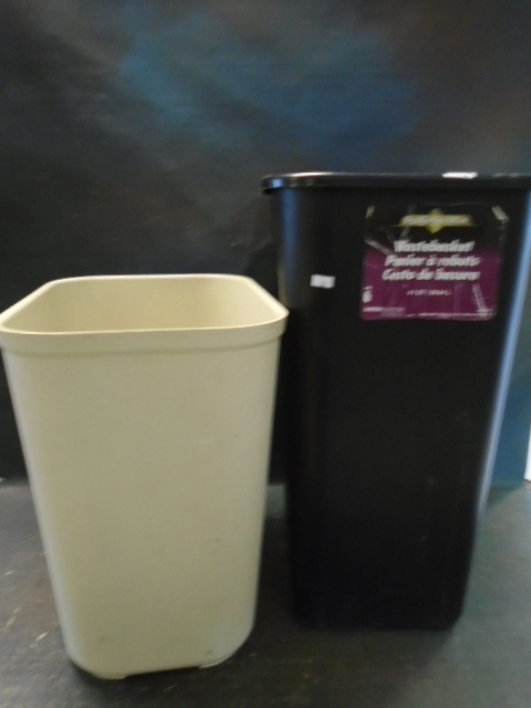 lot 224 image: Plastic Wastebaskets
