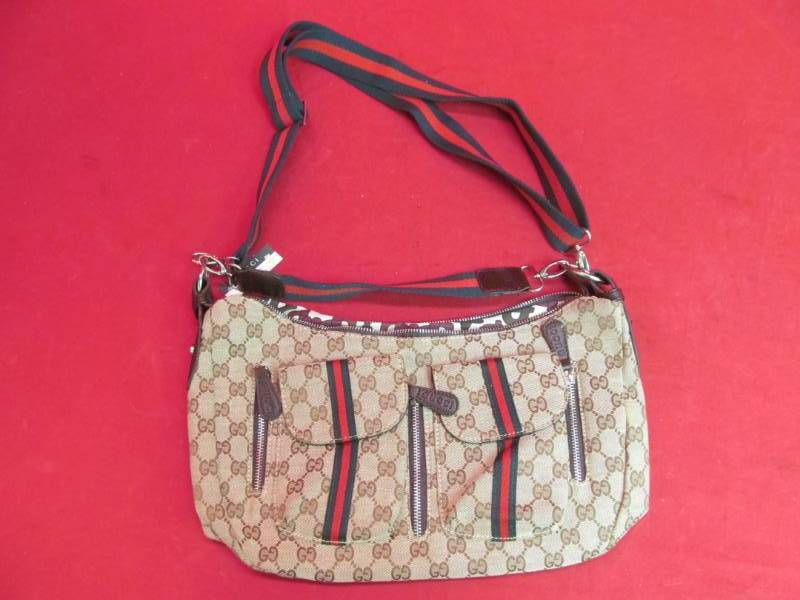 lot 3 image: Gucci purse