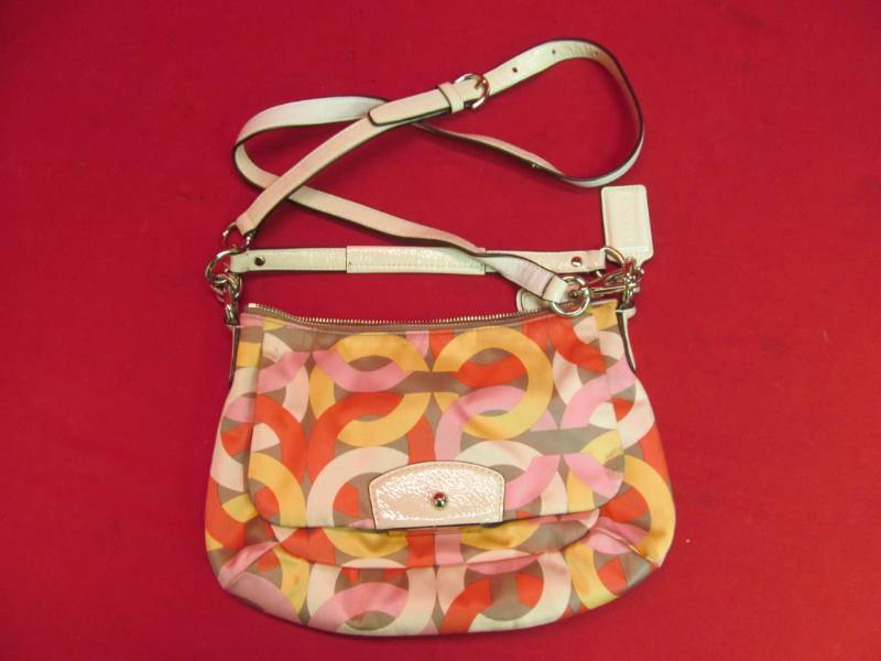 lot 4 image: Coach Purse