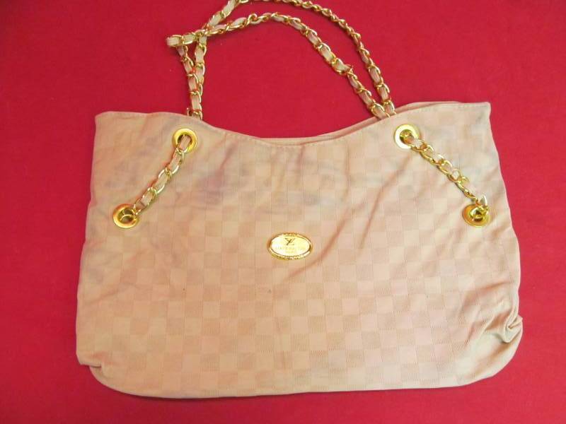 lot 5 image: Louis Vuitton Paris purse replica