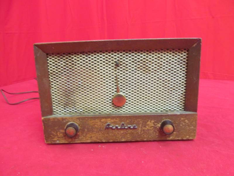 lot 16 image: Vintage airline radio