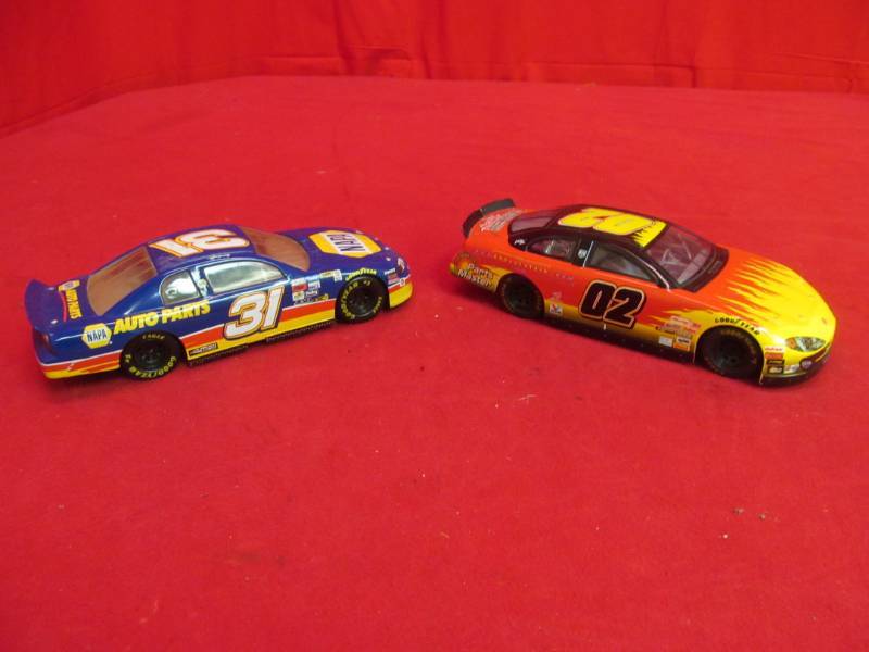 lot 19 image: 2- 124 Scale race cars (Parts Master & NAPA)