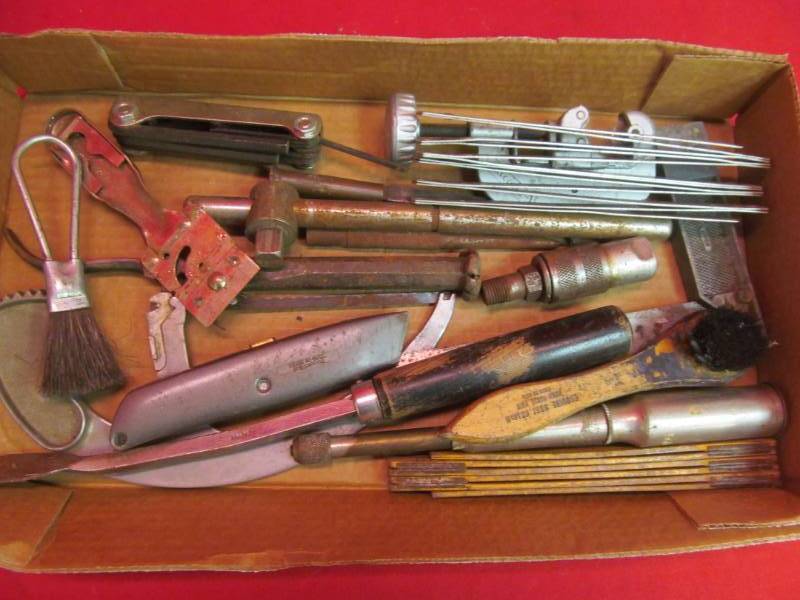 lot 25 image: Assortment of hand tools