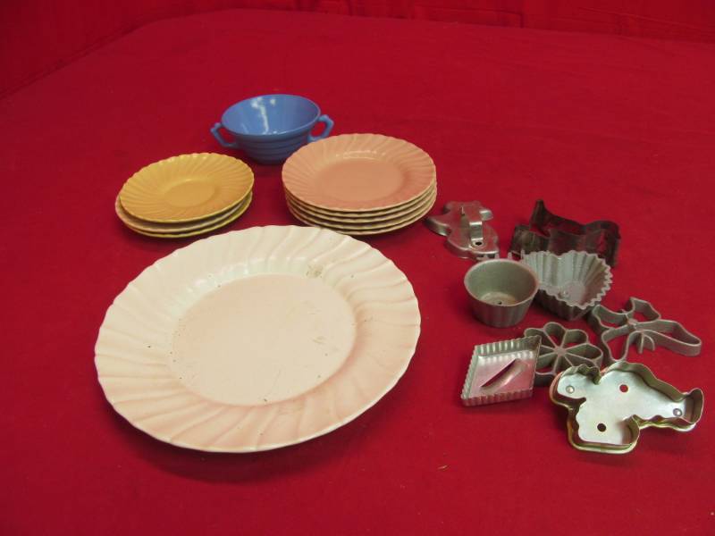lot 26 image: Fransican wear plates, vintage cookie cutters