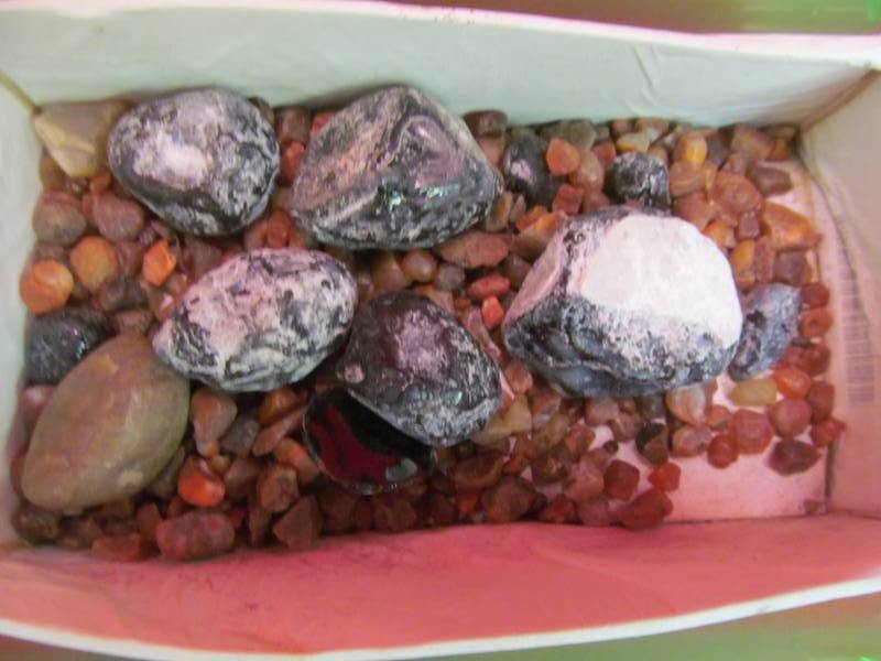 lot 41 image: Assortment of rocks