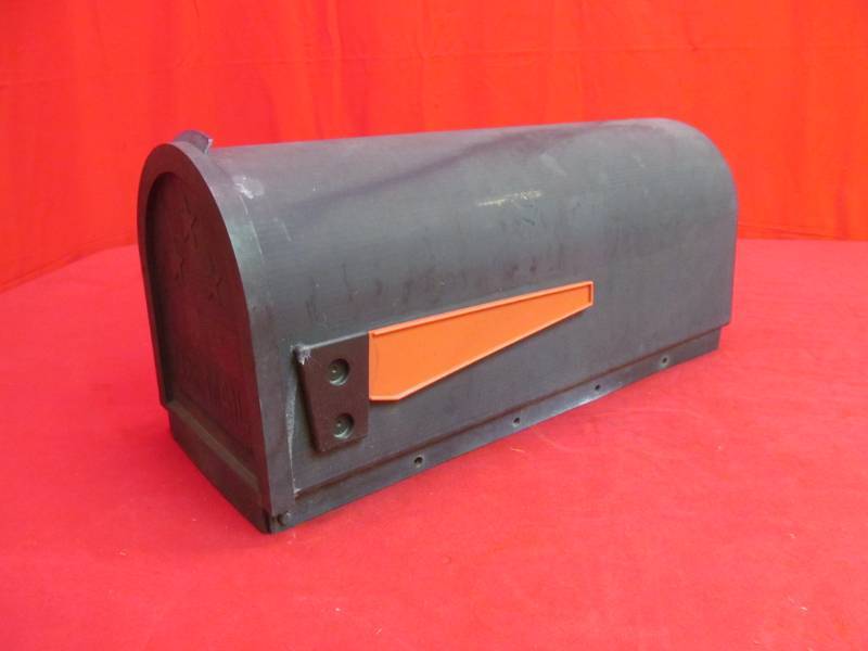 lot 65 image: plastic mailbox (20)