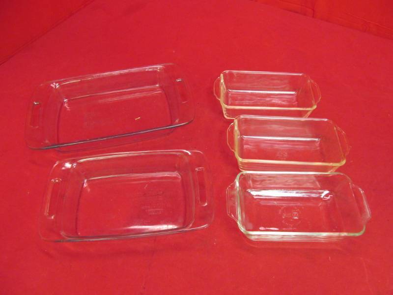 lot 98 image: Pyrex & Fire King bakeware
