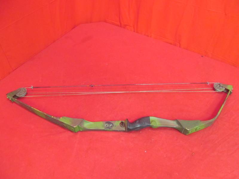 lot 101 image: Compound bow