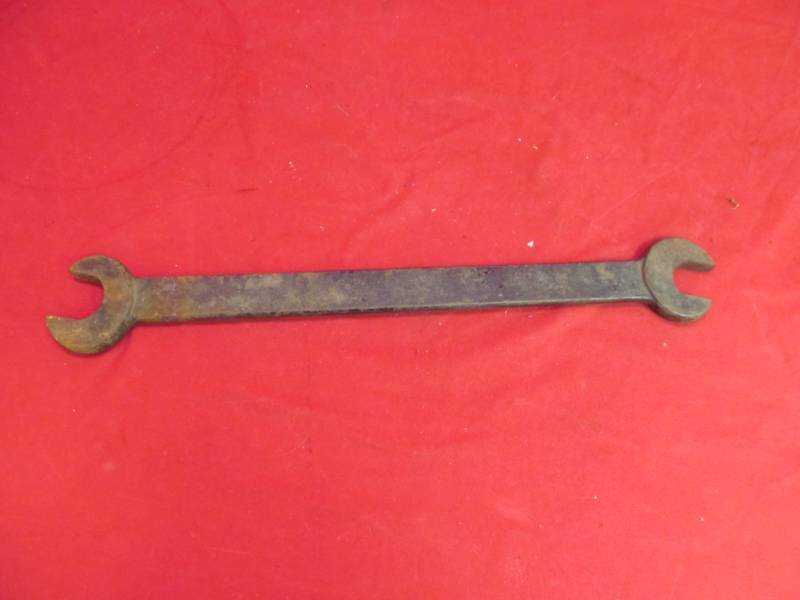 lot 107 image: Vintage oversized wrench (23 long)