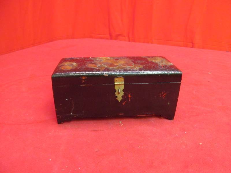 lot 111 image: Vintage wood jewelry box (9x4x4)