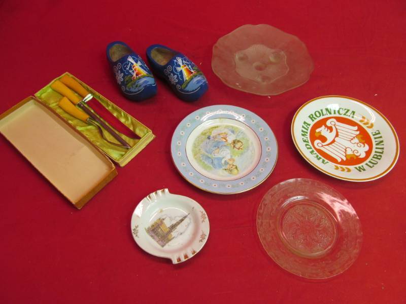 lot 127 image: Variety of plates, knives, shoes