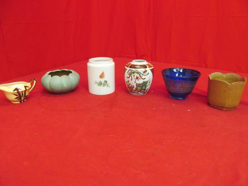 lot 135 image: Variety of glass bowls