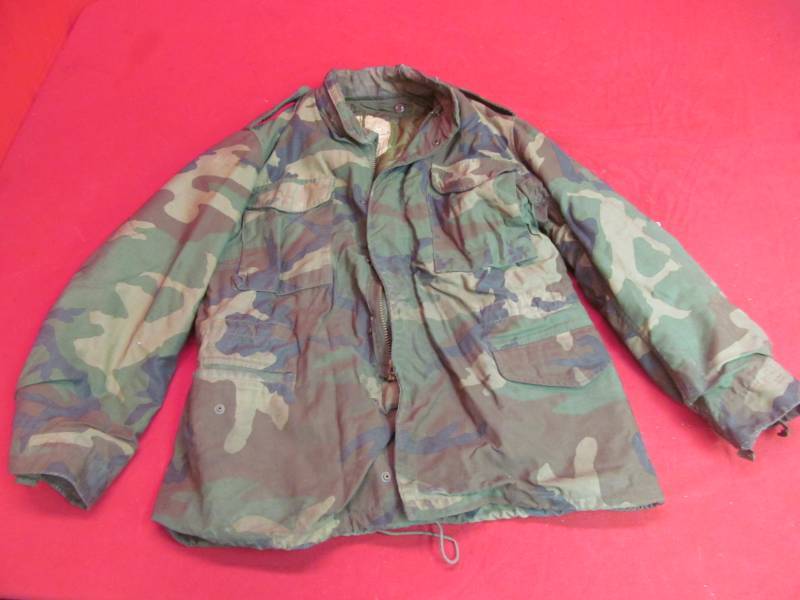 lot 140 image: Mens size Large camo coat with liner