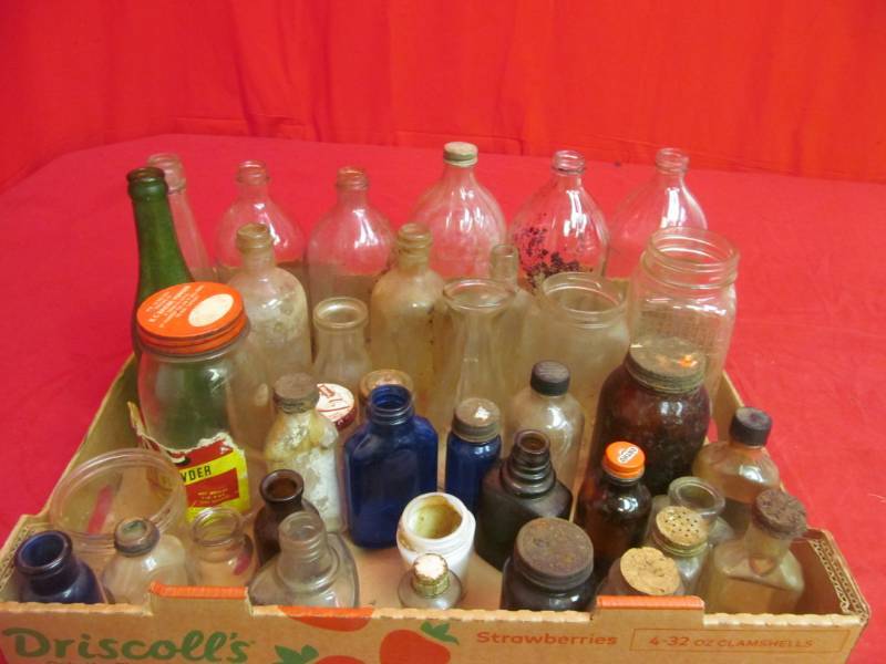 lot 142 image: Variety of Vintage bottles