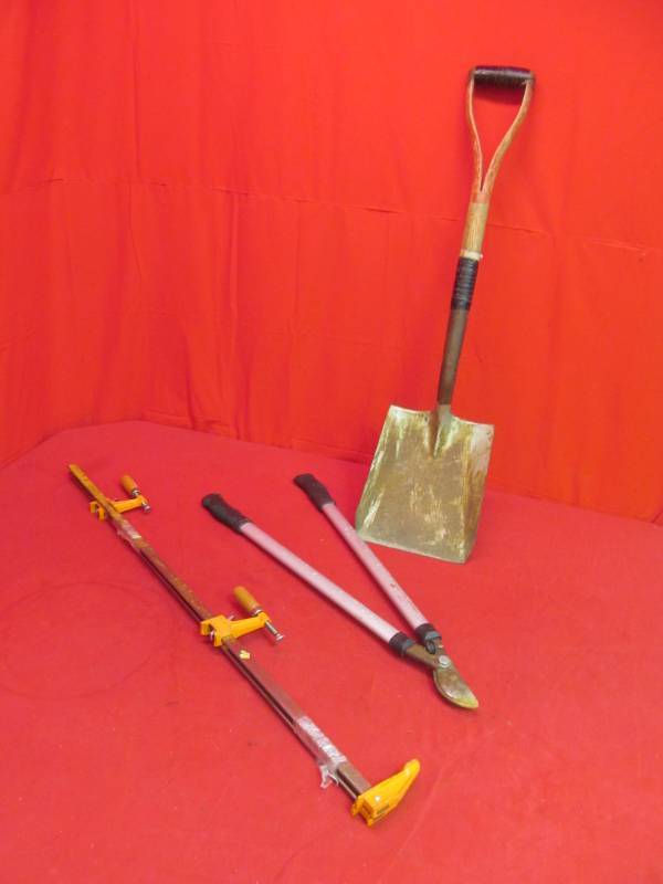 lot 163 image: Tree clipper, bar clamps, spade