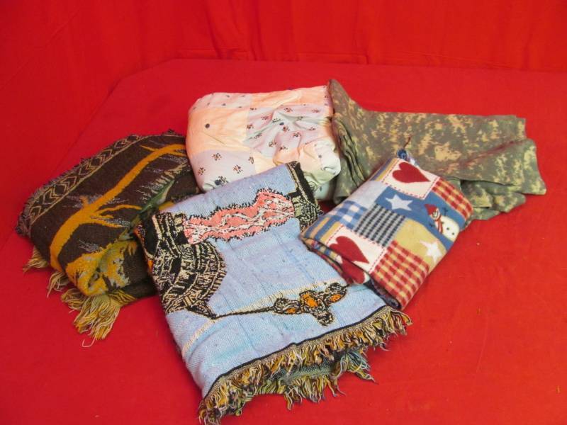 lot 166 image: Variety of blankets and throws