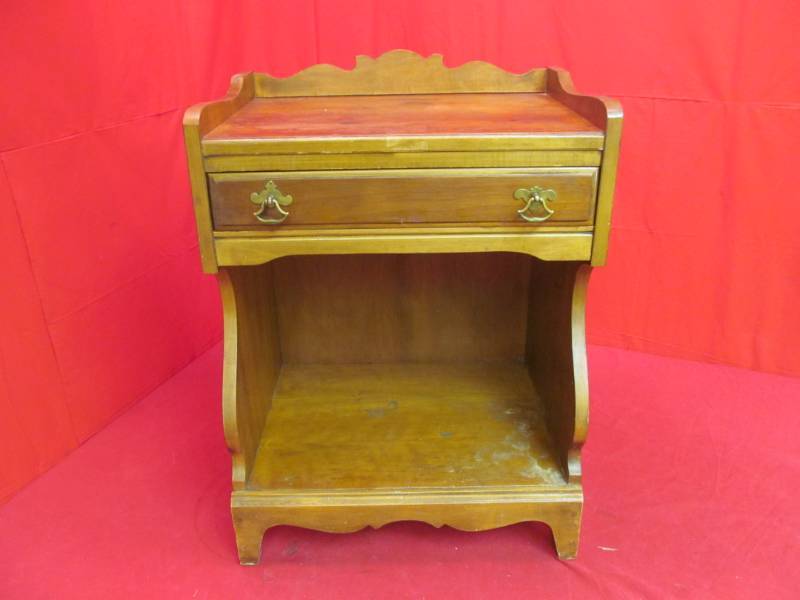 lot 171 image: Single drawer night stand (20x14x27)