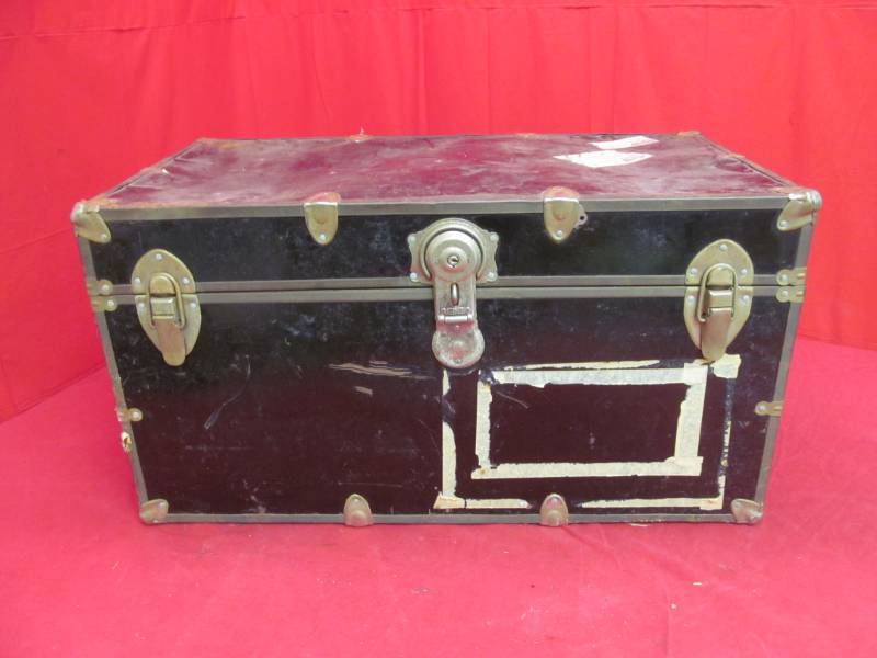 lot 172 image: Vintage traveler chest (16x30x18)