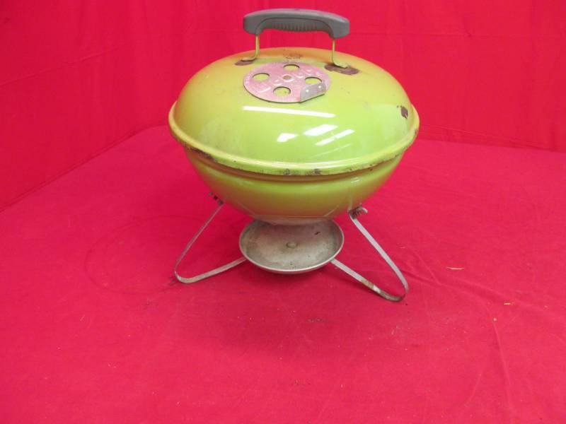 lot 173 image: Weber Charcoal grill, green, chipped enamel (serial # CN1773074)
