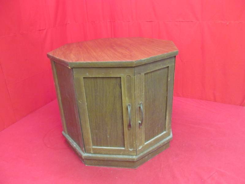 lot 179 image: Octagon end table (24x20)