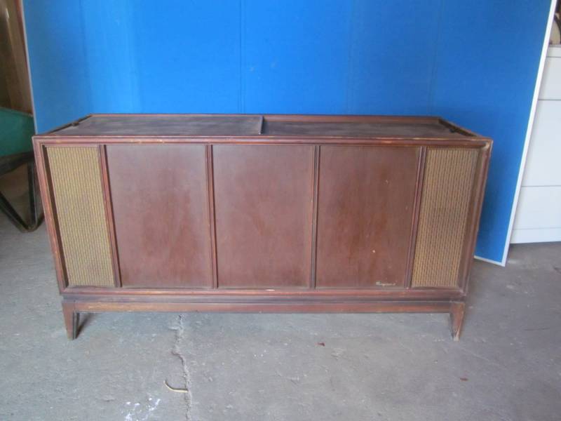 lot 180 image: Magnavox Vintage home stereo system (record player, AMFM radio (50x18x26)