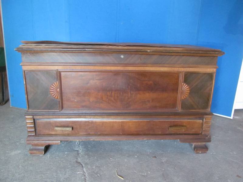 lot 184 image: Vintage cedar chest (44x19x26)