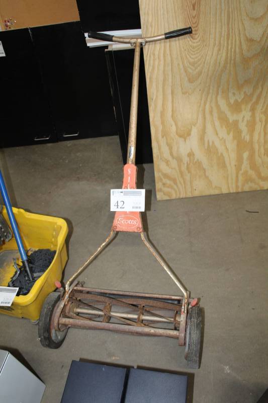 lot 42 image: Scotts Manual Push Mower
