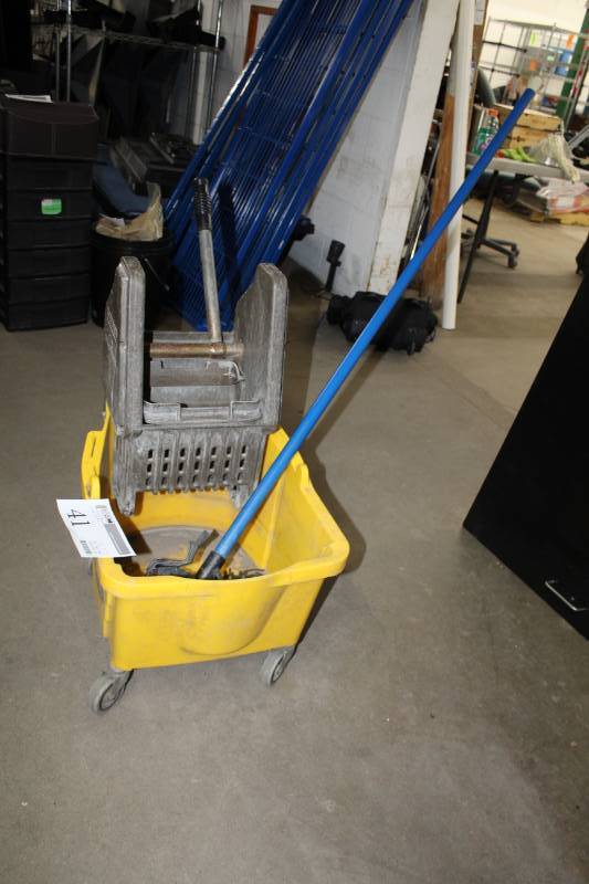 lot 41 image: Mop Bucket w Rubbermaid Brute Wringer