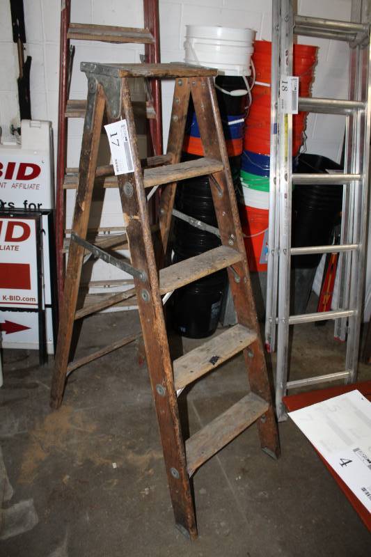 lot 17 image: 5ft. Wood Step Ladder