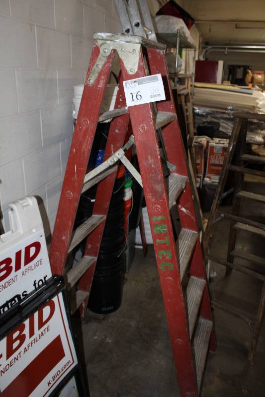 lot 16 image: 6ft. Wood Step Ladder