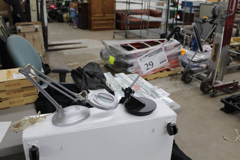 lot 29 image: Lot of (2) Desk Lights - Magnifying