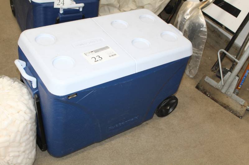 lot 23 image: Rubbermaid Rolling Ice Chest