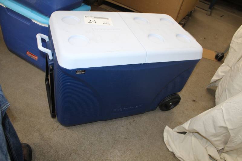 lot 24 image: Rubbermaid Rolling Ice Chest