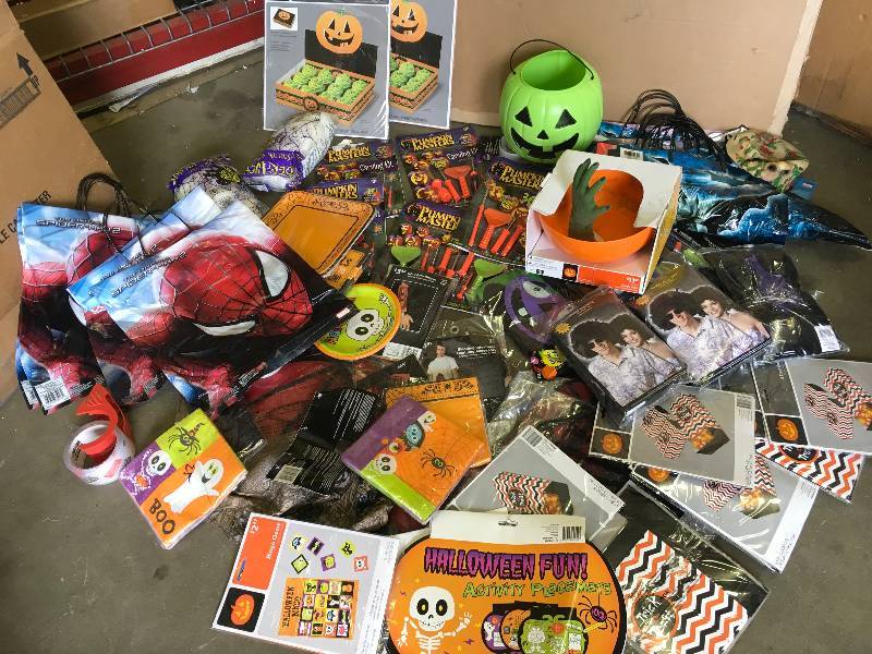 lot 112 image: Assorted Halloween items and party favors