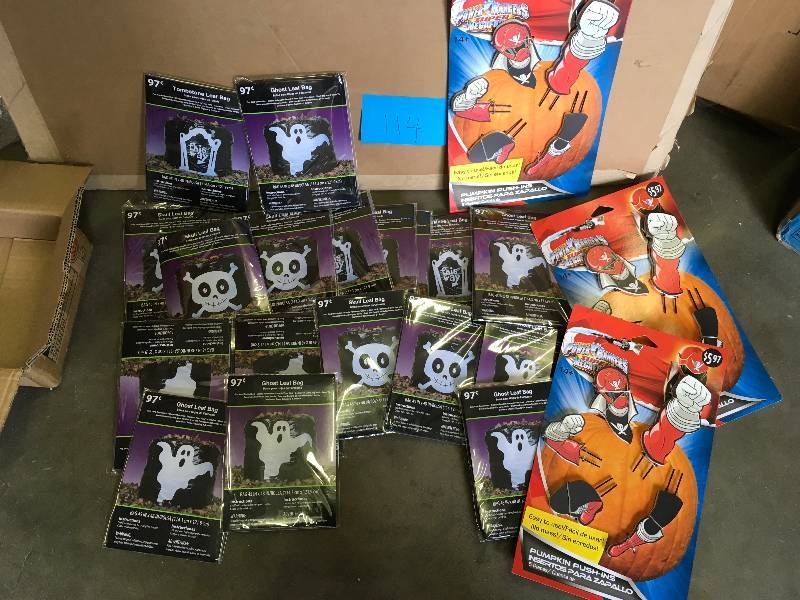lot 114 image: Halloween leaf bags and pumpkin carving kit