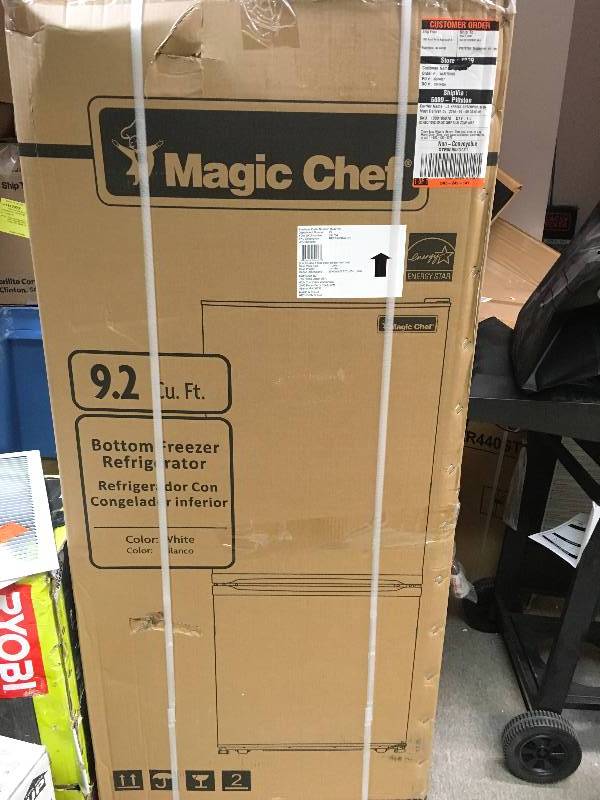 lot 131 image: Magic Chef 23.8 in. W 9.2 cu. ft. Bottom Freezer Refrigerator in White not used