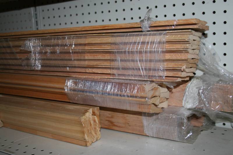 lot 385 image: Oak Trim