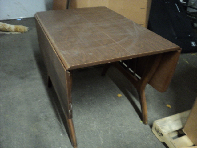 drop leaf table with 2 leaves...