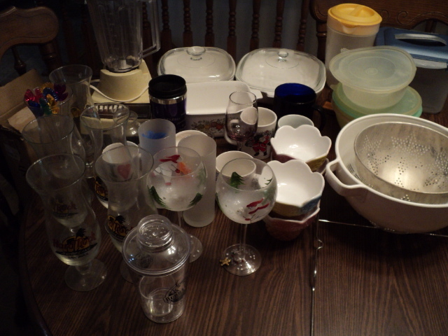 box of Pyrex and miscellaneous hous...