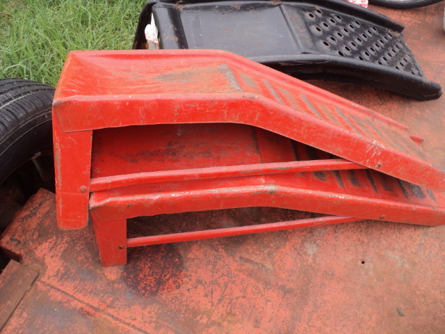 2 sets of metal ramps...