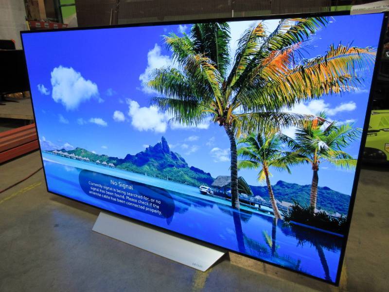 lot 61A image: LG Electronics OLED65C7P 65-Inch 4K Ultra HD Smart OLED TV (2017 Model) - SMALL SCRATCH, NO REMOTE