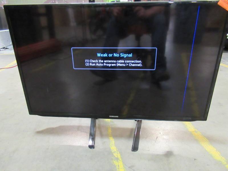 lot 61B image: Samsung UN40EH5300 40-Inch 1080p 60Hz LED HDTV SMART, With Remote - LINE & SCRATCHED